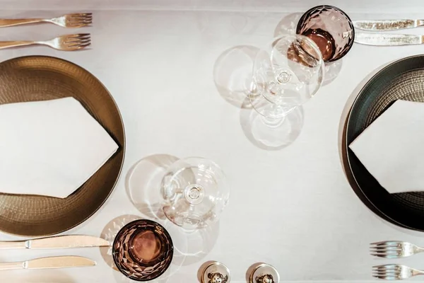 포도주 잔 과금 접시로 식탁을 만들고 있는 높은 각도의 사진 — 스톡 사진
