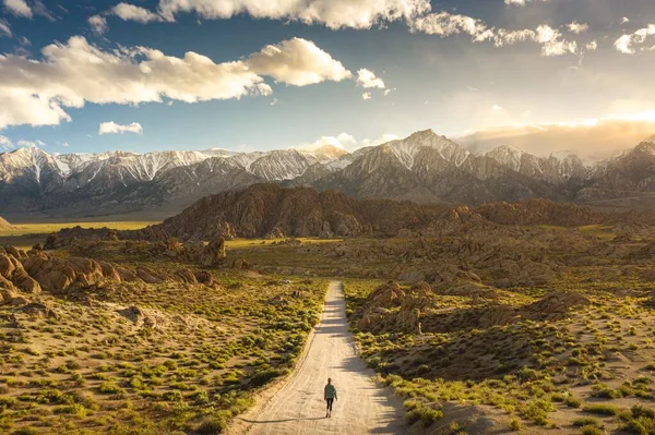 Lonely person walking on a pathway in Alabama hills in California with Mount Whitney in background — Stock Photo, Image