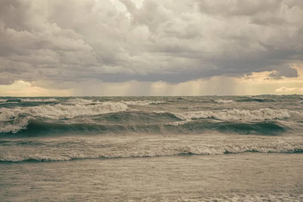 Eine Atemberaubende Szenerie Aus Gewitterwolken Und Den Stürmischen Meereswellen Bei — Stockfoto