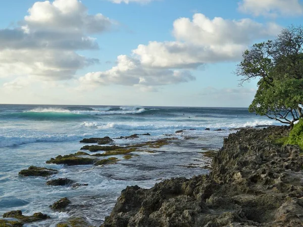 Bella spiaggia montuosa sotto il cielo limpido alle Hawaii — Foto Stock