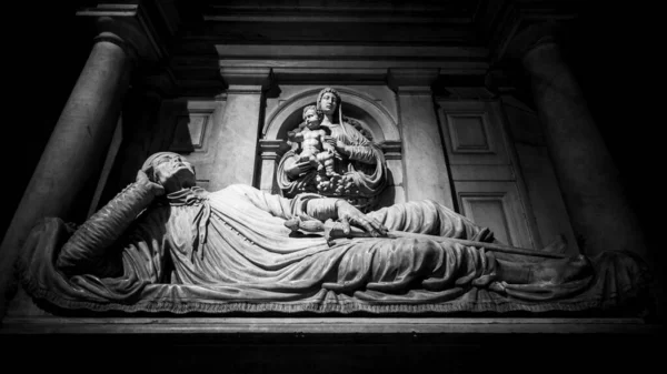 이탈리아 밀라노에 성당에서 있었던 아름다운 크리스찬 동상의 그레이 스케일 — 스톡 사진