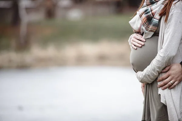 Tiro Close Casal Grávida Com Mãos Barriga Backgound Borrado — Fotografia de Stock