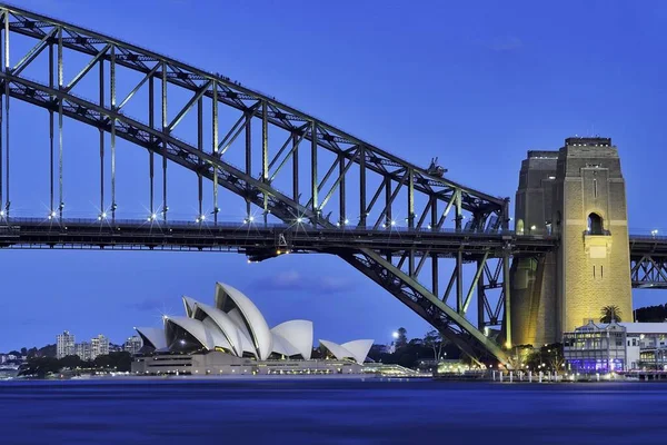 Belo tiro da ponte do porto de Sydney com um céu azul no fundo — Fotografia de Stock