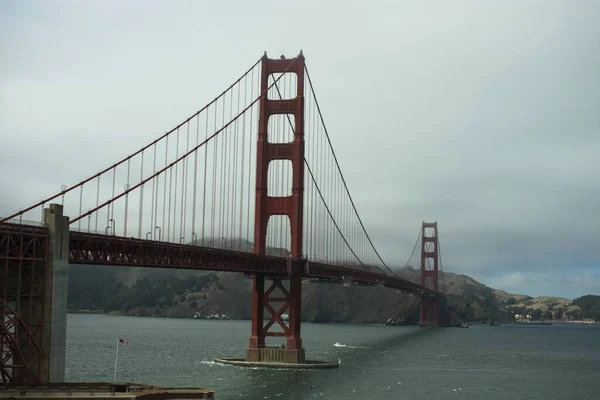 Most Golden Gate w San Francisco, Kalifornia, otoczony skalistymi górami otoczony mgłą — Zdjęcie stockowe