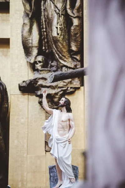 Pionowe zbliżenie posągu Jezusa Chrystusa z zamazanym tłem — Zdjęcie stockowe