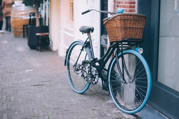 Beautiful shot of a female bicycle parked on the side of the building — Stock Photo, Image