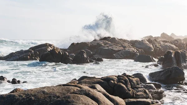 Bel Colpo Delle Onde Del Mare Tempestoso Che Raggiunge Pietre — Foto Stock