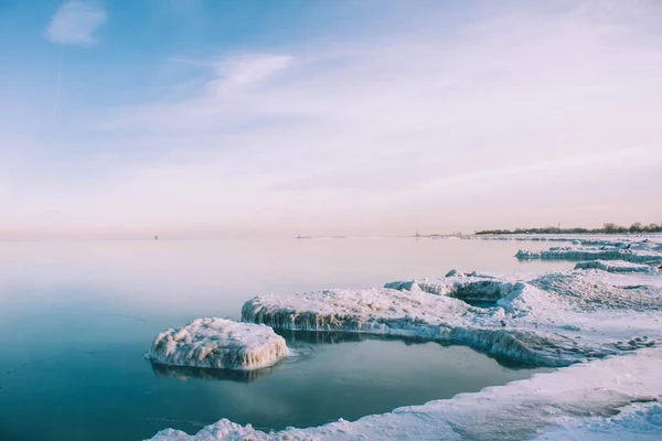 Високий кут пострілу замерзлого берега моря взимку під спокійним небом — стокове фото