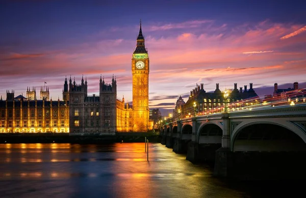Büyük Ben 'in Londra köprüsünün üzerindeki güzel manzarası. Renkli gökyüzünün altında. — Stok fotoğraf
