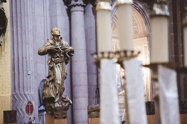 Selectieve focusshot van een religieus beeld in de kerk — Stockfoto