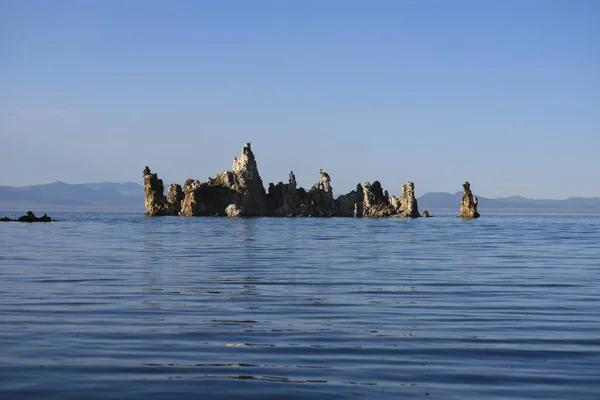Prachtig schot van rotsen in het midden van de zee onder de heldere hemel — Stockfoto