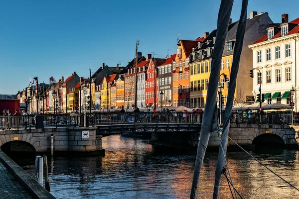 デンマークのコペンハーゲンで撮影されたニャーハン運河によるカラフルな建物の美しい景色 — ストック写真
