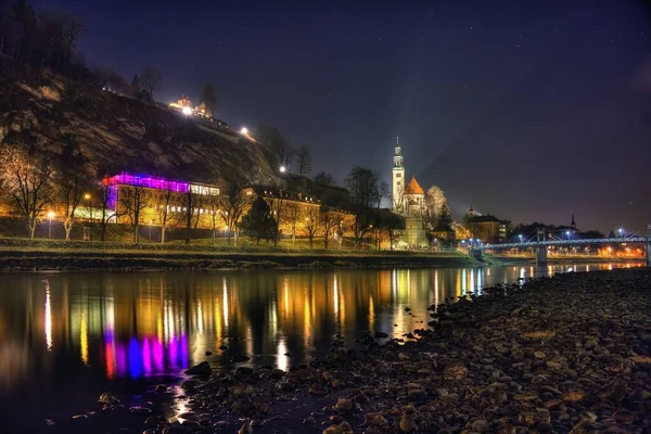 夜晚，历史名城萨尔茨堡的美丽照片映照在江面上 — 图库照片