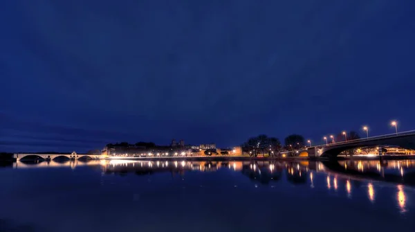 Bela foto da região histórica de Avignon refletindo no rio Rhône durante a noite — Fotografia de Stock