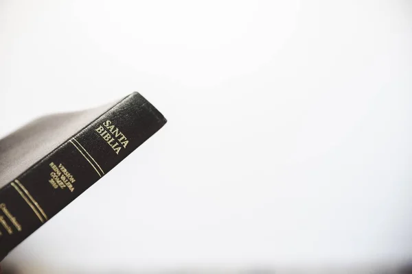 Closeup tiro da Bíblia com um fundo branco desfocado — Fotografia de Stock
