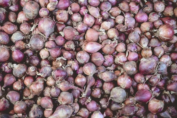 Vue aérienne des oignons rouges les uns sur les autres sur le marché — Photo