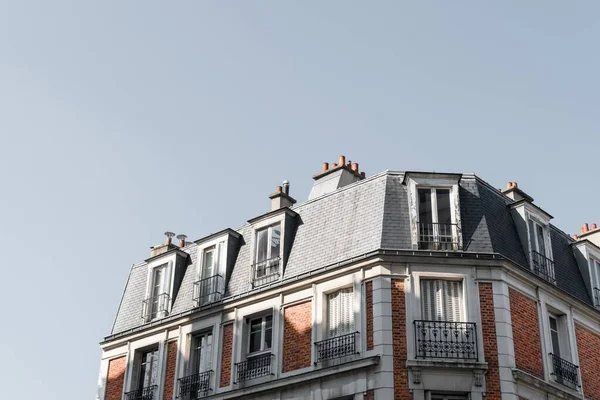 파리에 발코니가 있는 아름다운 건물의 지붕의 낮은 각도 촬영 — 스톡 사진