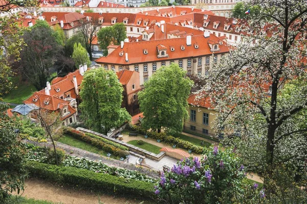 Aufnahme schöner Gebäude mit orangefarbenen Dächern in Prag an einem Frühlingstag — Stockfoto