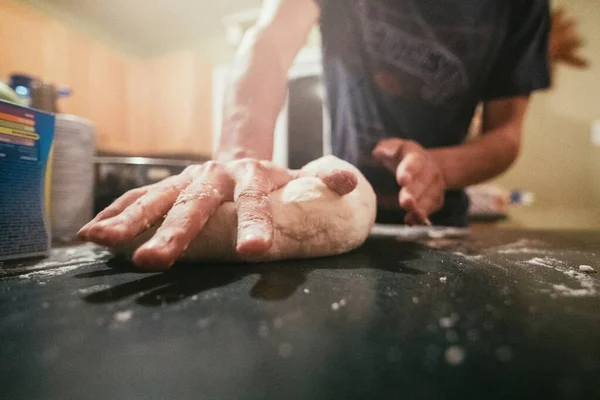 Primer plano de un cocinero masculino alisando la masa con harina en las manos —  Fotos de Stock