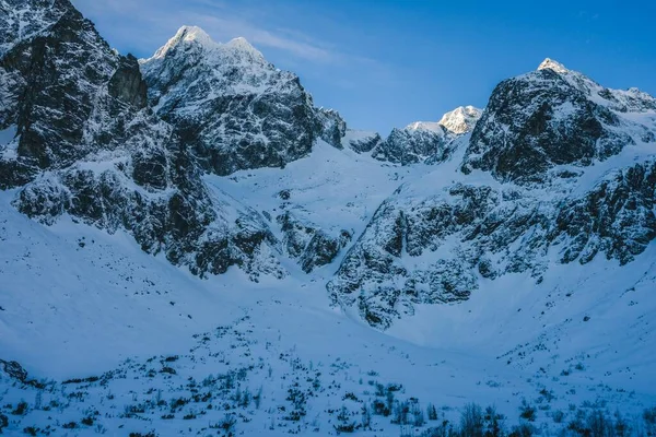 Atemberaubende Aussicht Auf Die Schneebedeckten Berge Unter Blauem Himmel Der — Stockfoto