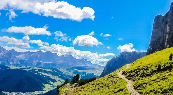 Adembenemend uitzicht op de velden en bergen onder de prachtige wolken in de blauwe lucht — Stockfoto