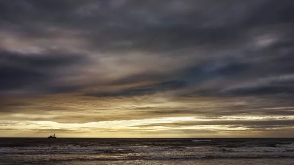 Adembenemende opname van de reflectie van de bewolkte lucht in de oceaan tijdens zonsondergang — Stockfoto