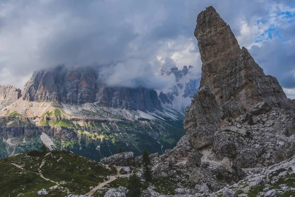 Colpo Basso Della Famosa Formazione Rocciosa Delle Cinque Torri Mezzo — Foto Stock