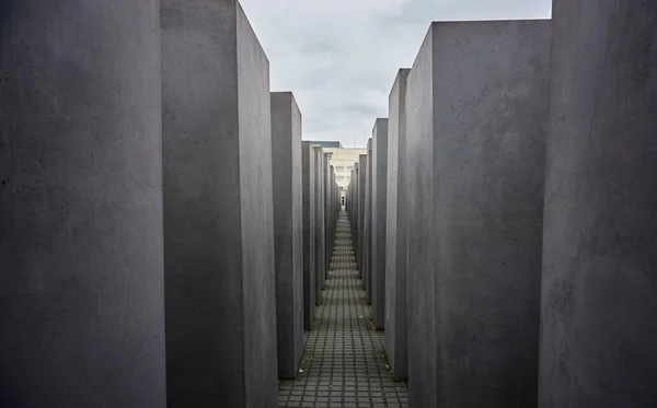 走在柏林大屠杀纪念馆的路上- -是一篇关于大屠杀的文章的完美写照 — 图库照片