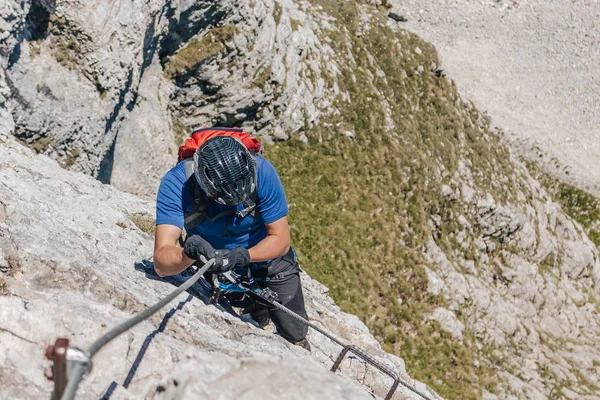 Experienced Hiker Trying Reach Higher Results Mountains — Stock Photo, Image