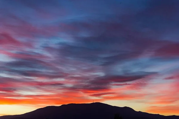 Zapierające Dech Piersiach Ujęcie Kolorowego Zachmurzonego Nieba Podczas Zachodu Słońca — Zdjęcie stockowe