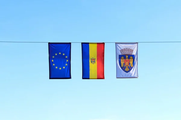 Vlajky Evropské Unie Moldavské Republiky Obce Kišiněv Visely Vzduchu — Stock fotografie