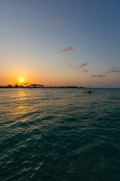 Imagem vertical de um pôr-do-sol deslumbrante sobre o oceano em Zanzibar, África Oriental — Fotografia de Stock