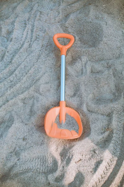 Tiro Vertical Uma Brinquedo Plástico Nas Areias Uma Caixa Areia — Fotografia de Stock