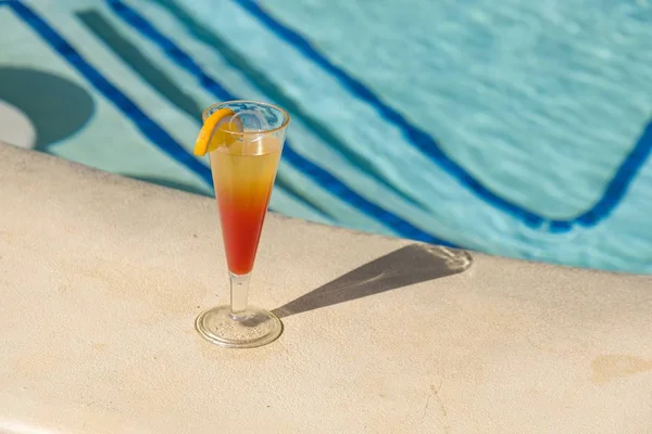 Κοντινό πλάνο του κοκτέιλ σε γυάλινα ποτήρια κοντά στην πισίνα σε μια ηλιόλουστη μέρα — Φωτογραφία Αρχείου