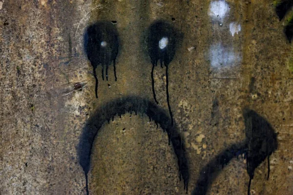 Иллюстрация Печального Плачущего Лица Стене Выполненная Чёрном Цвете — стоковое фото