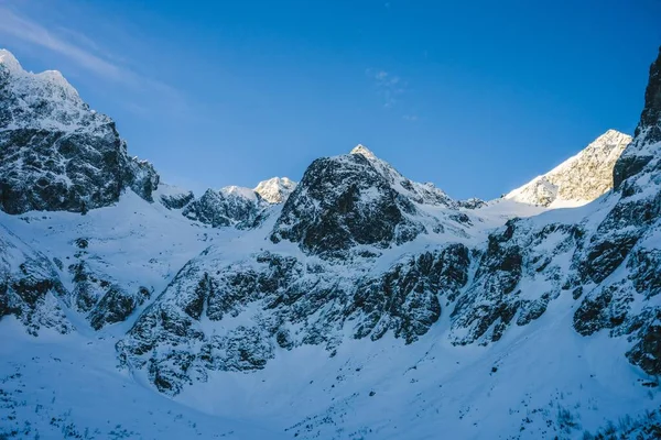 Zapierający Dech Piersiach Widok Wspaniałe Góry Pokryte Śniegiem Pod Błękitnym — Zdjęcie stockowe