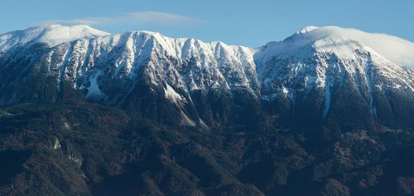 Όμορφο τοπίο από ψηλά βραχώδη βουνά καλυμμένα με χιόνι σε Bled, Σλοβενία — Φωτογραφία Αρχείου