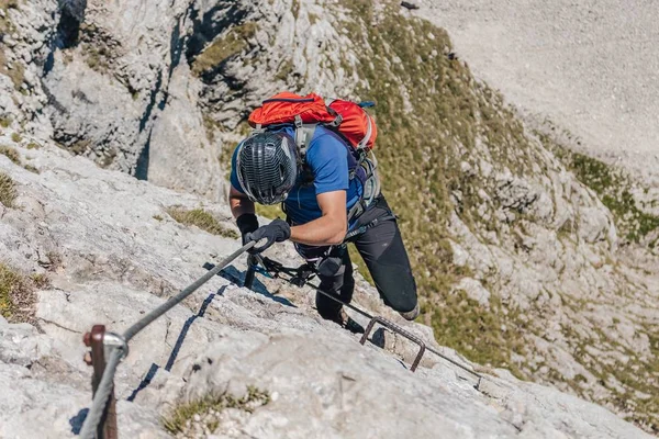 Experienced Hiker Trying Reach Higher Results Mountains — Stock Photo, Image