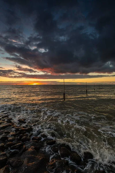 Foto vertical de una hermosa puesta de sol sobre el océano en Vlissingen, Zelanda, Países Bajos — Foto de Stock