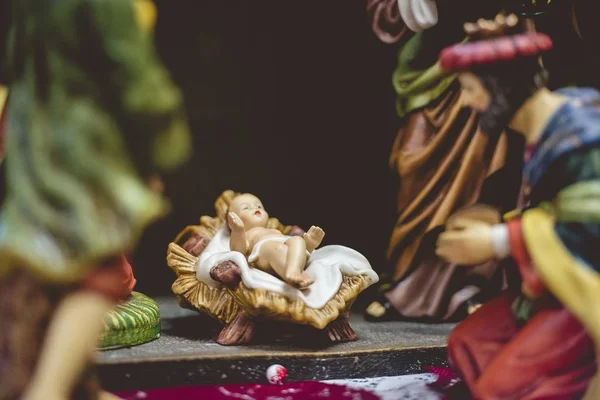 Nauwkeurige selectieve focusopname van beeldjes die de geboorte van Christus voorstellen — Stockfoto