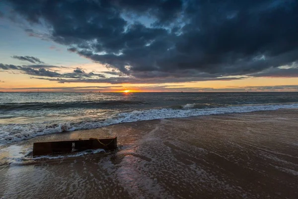 Peisaj frumos de valuri oceanice calme care se deplasează spre țărm în timpul apusului de soare în Vlissingen, Zeeland — Fotografie, imagine de stoc