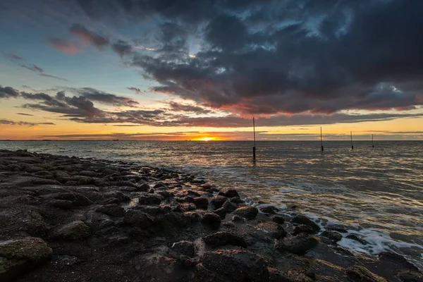 Hermosa puesta de sol reflejándose en el océano en Vlissingen, Zelanda, Países Bajos — Foto de Stock