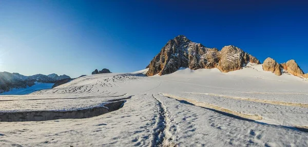 Low Angle Shot Snowy Pathway Leading Famous Hoher Dachstein Mountain — ストック写真