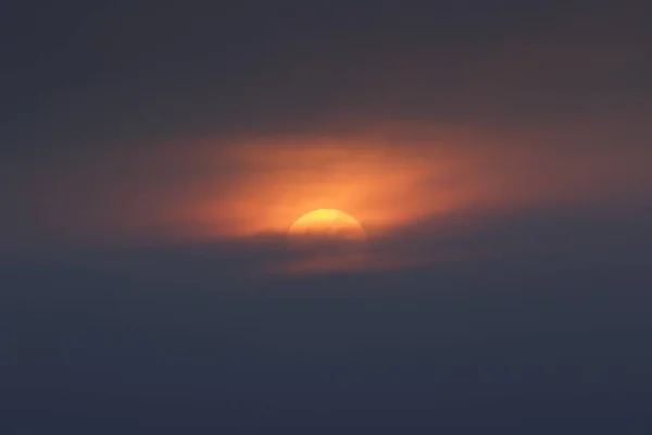 Desfocando fundo natural do pôr do sol - ótimo para um papel de parede legal — Fotografia de Stock