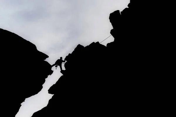 Silhouette Escursionista Una Posa Estremamente Pericolosa Che Cerca Nuove Avventure — Foto Stock