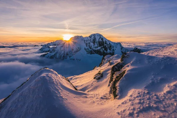 Vista Deslumbrante Dos Picos Das Montanhas Cobertos Neve Sob Pôr — Fotografia de Stock