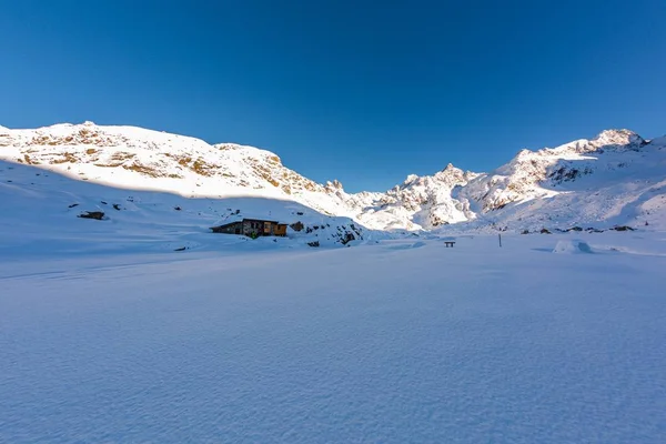 Beau paysage d'un pays des merveilles hivernal sous le ciel dégagé à Sainte Foy, Alpes françaises — Photo