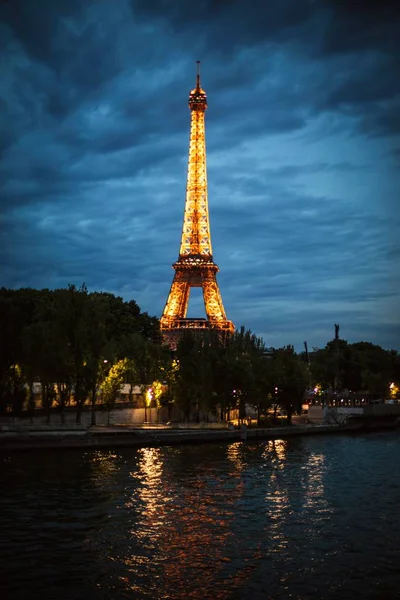 Een Verticaal Shot Van Prachtige Eiffeltoren Vastgelegd Bij Schemering Parijs — Stockfoto