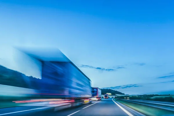 Timelapse van een snelweg tijdens de avond tijd onder de heldere hemel — Stockfoto