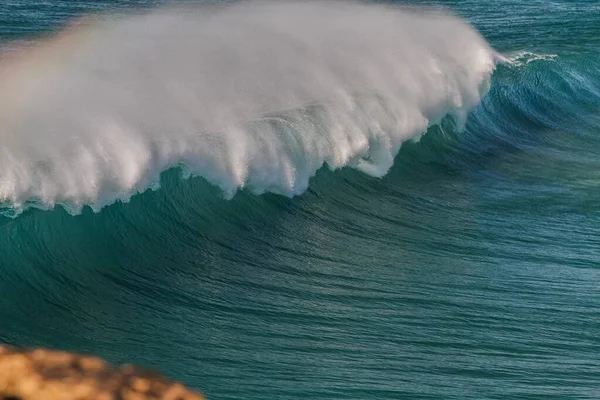 Foto de perto das ondas do oceano criando uma bela curva em Fuerteventura, Ilhas Canárias — Fotografia de Stock